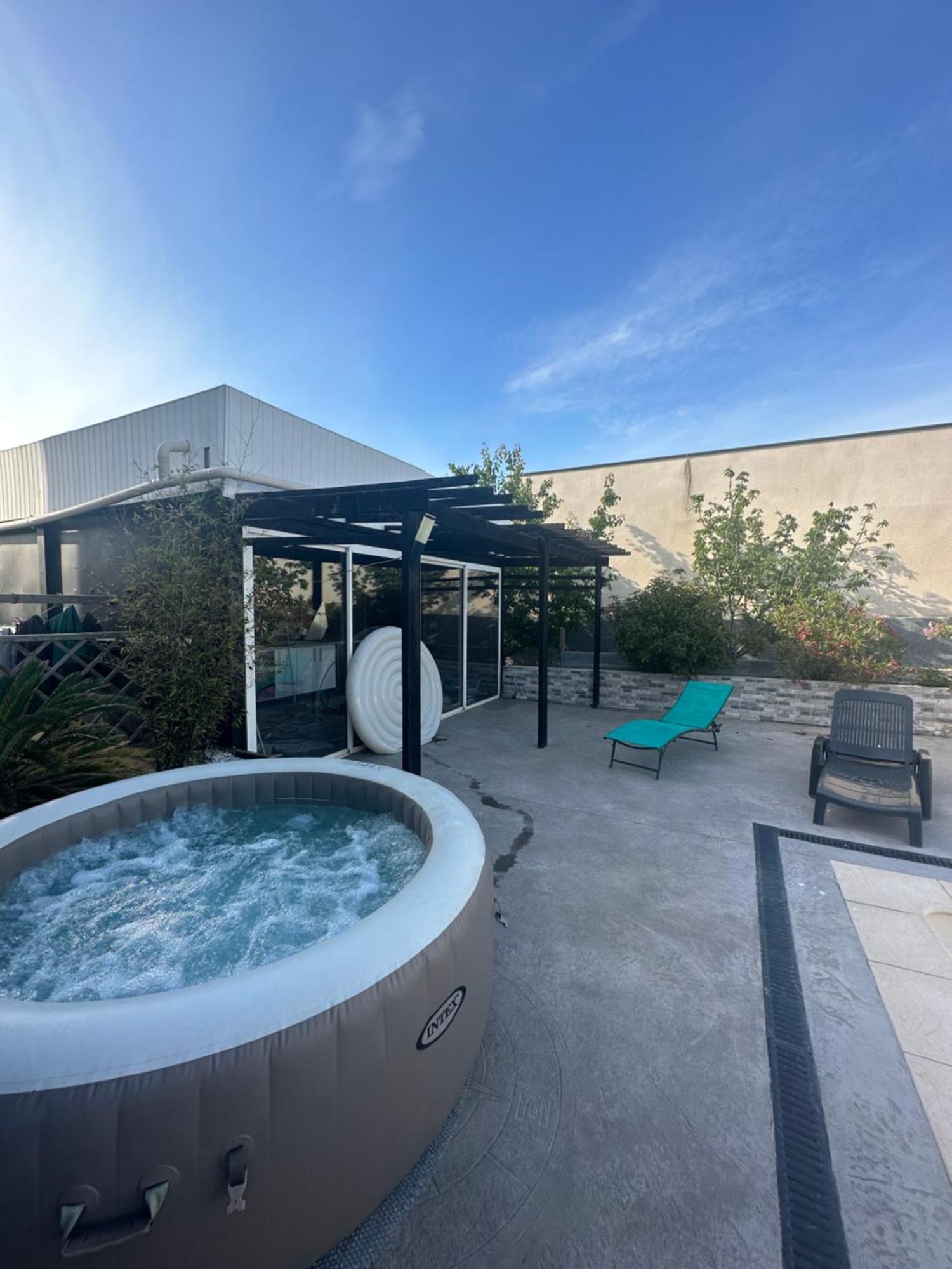 Superbe Appartement Avec Piscine Et Spa Privatif Villeneuve-lès-Béziers Exteriér fotografie